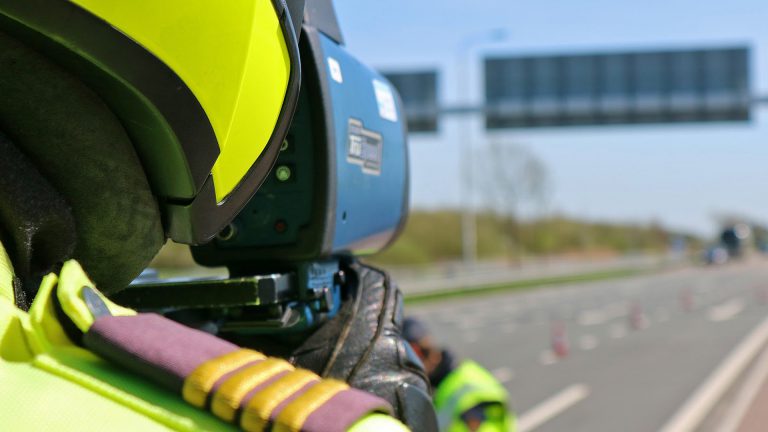 Meer dan 500 hardrijders op de bon bij controle op Ommering N242