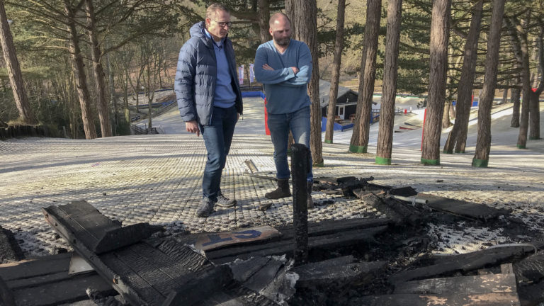 Zes minderjarige Alkmaarders opgepakt voor brandstichting bij skibaan Il Primo in Bergen