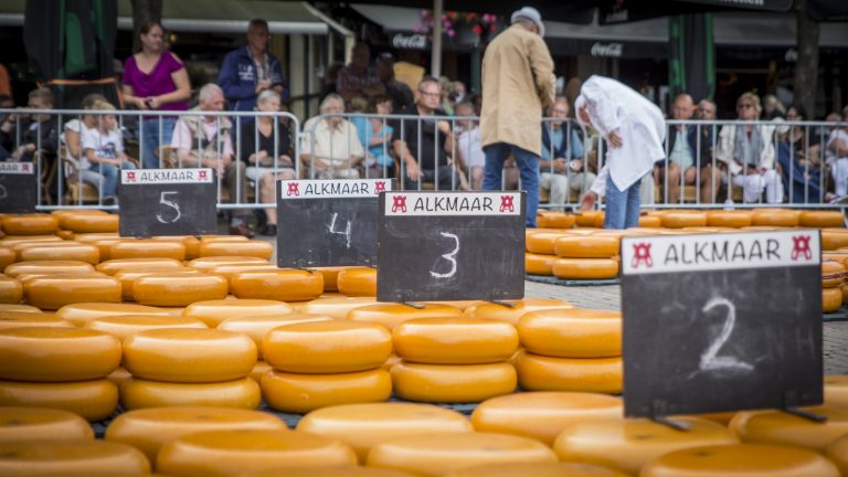 Meer sfeer op kaasmarkt met houten sierhekken