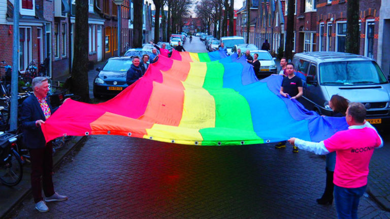 Regenboogbanier benadrukt Alkmaars inclusieve samenleving