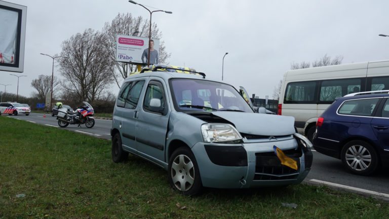 Veel blikschade bij kop-staartbotsing op Huiswaarderweg