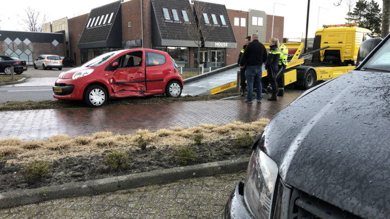 Afslaande bestuurder geramd op Industriestraat door inhaalactie