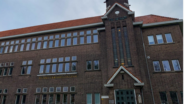 Onderbouw PCC Lyceum organiseert markt voor Stichting KiKa ?