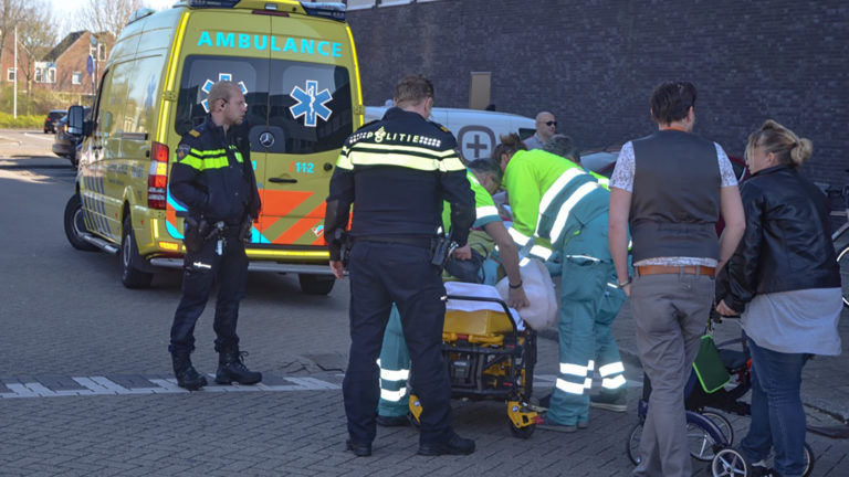 Oudere vrouw met rollator aangereden op zebrapad bij De Mare