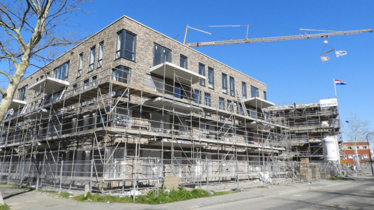 Vlag op hoogste punt Waards bouwproject De Foresto