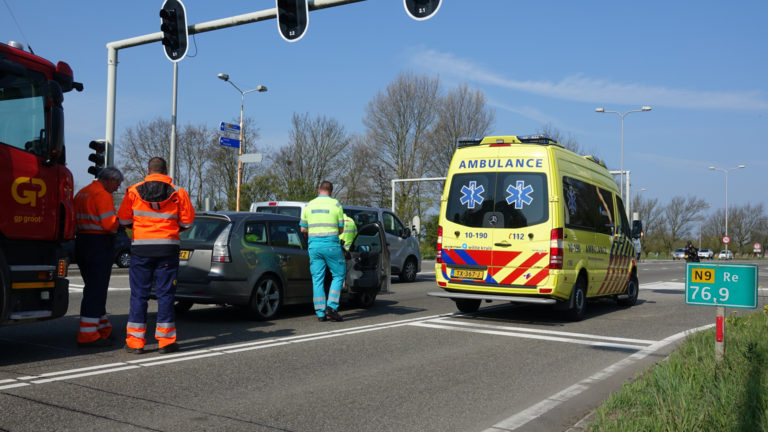 Vrachtwagen klapt op auto op Martin Luther Kingweg