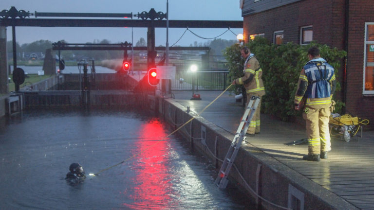 Brandweerduikers oefenen bij Sluiskade Broek op Langedijk