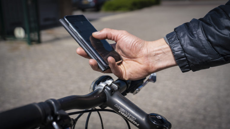 Politie Alkmaar waarschuwt bellende en appende fietsers voor boete