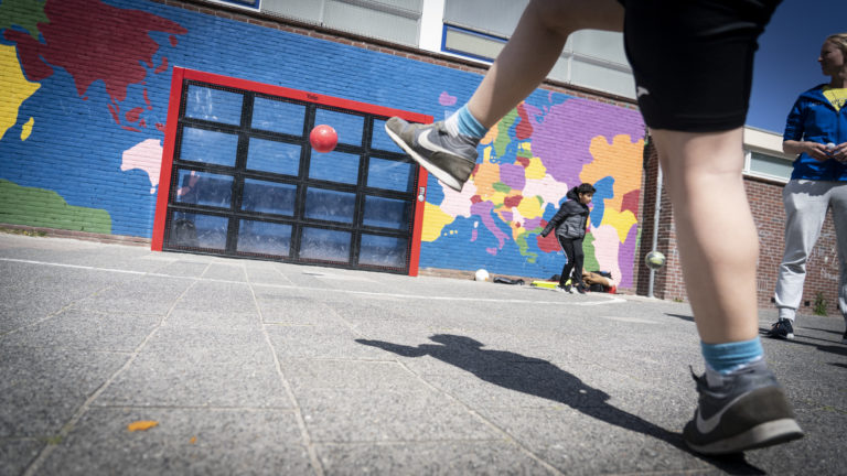 Interactieve voetbalmuur op ‘ontmoetingsplein’ Kardinaal de Jongschool