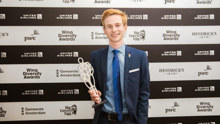 Bowi Jong wint Jos Brink Innovatieprijs voor aankaarten homofobie in voetbalwereld