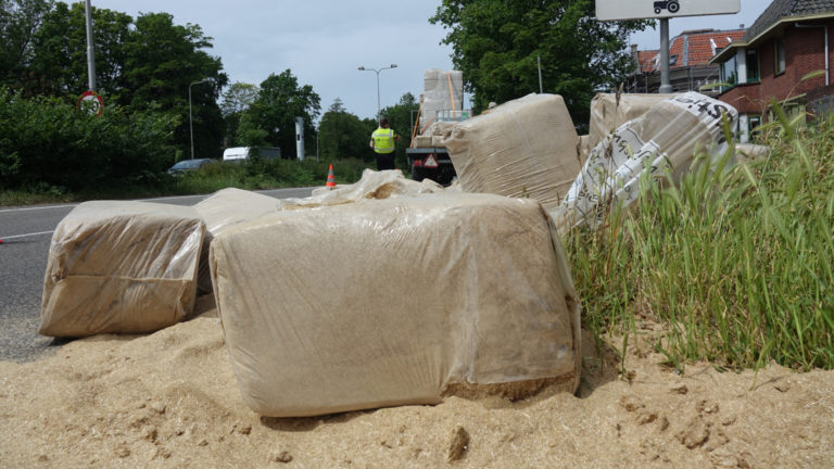 Trekker verliest lading zaagsel op kruising N9-Kennemerstraatweg