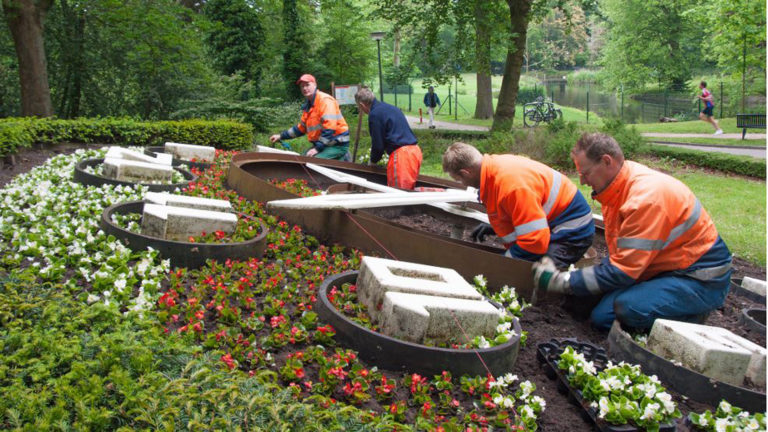 Bloemenklok Alkmaarderhout voorzien van 2.800 begonia’s