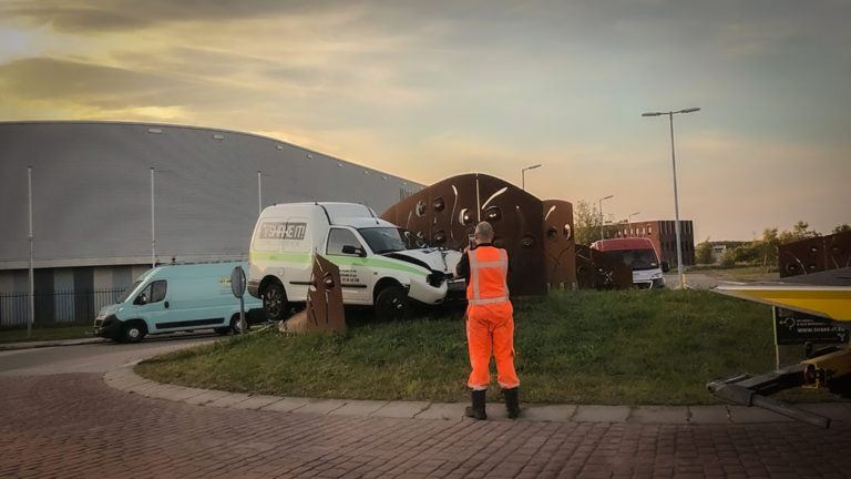 Bedrijfsauto met defecte remmen ramt kunstwerk op ‘eigen rotonde’