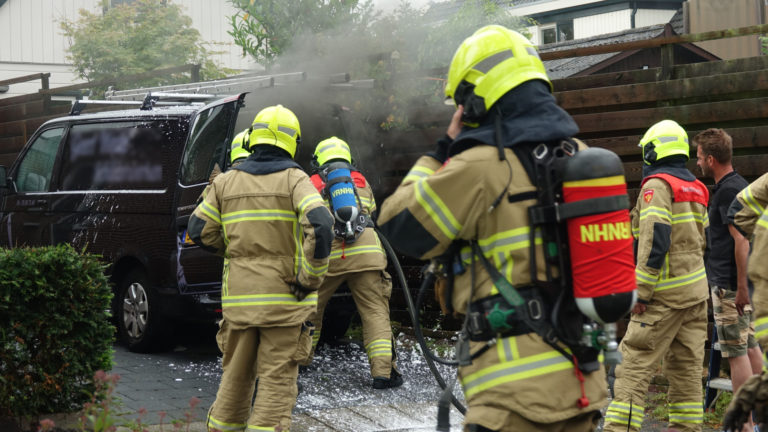 Brandje in bedrijfsbus in Wittekruisstraat in Zuid-Scharwoude snel onder controle