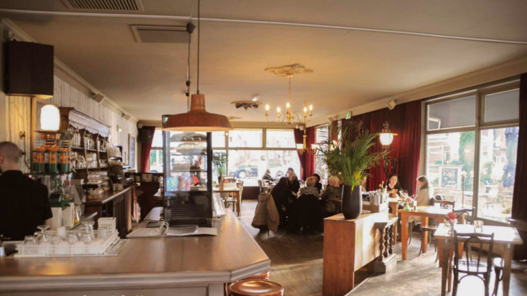 Alkmaars horecabegrip Grandcafé Koekenbier sluit deuren definitief: “Niet meer draaiende te houden”