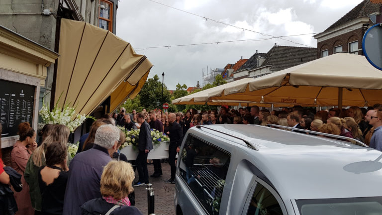 Emotionele afscheidsceremonie voor Patrick Bons bij stamkroeg De Koning