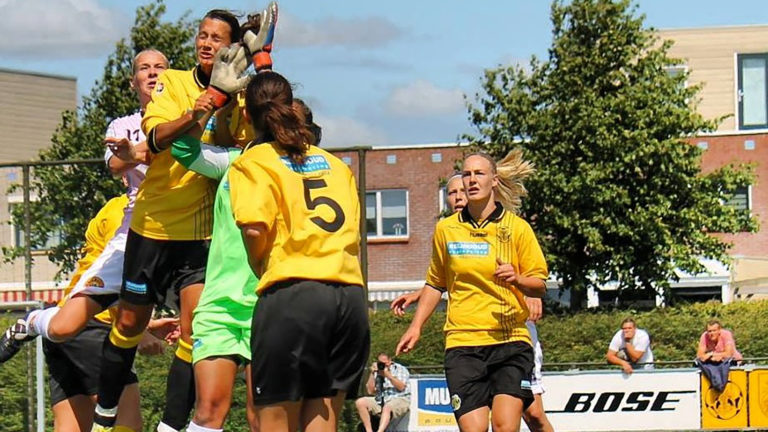 Huldiging van Oranjeleeuwin Stefanie van der Gragt bij v.v. Reigerboys ?