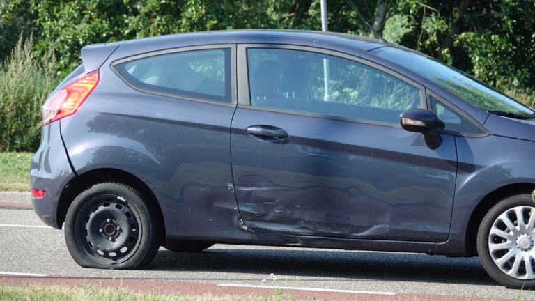 Scooterrijder klapt tegen zijkant auto op Fluorietweg