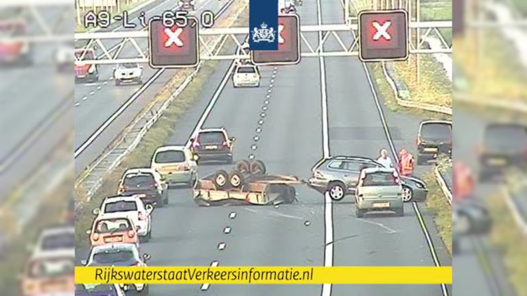 Auto met aanhanger op de kop dwars over de A9 bij Akersloot