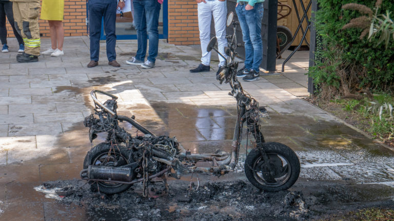 Scooter vat vlam tijdens het rijden