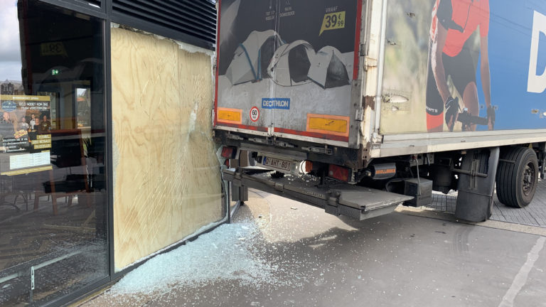 Vrachtwagenchauffeur rijdt tegen gevel winkelcentrum Noorder Arcade
