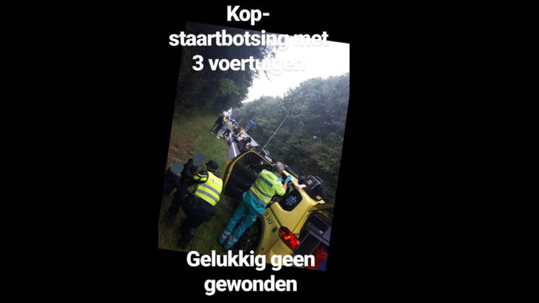 Kop-staartbotsing met drie voertuigen op N245 in Alkmaar