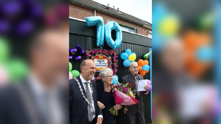 Burgemeester Blase bezoekt echtpaar Kostermans-Pirovano vanwege 70-jarig huwelijk