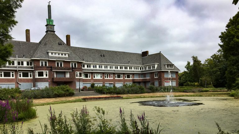 Vleermuis in Westerlicht ontdekt: Red de Hout eist onmiddellijke renovatiestop
