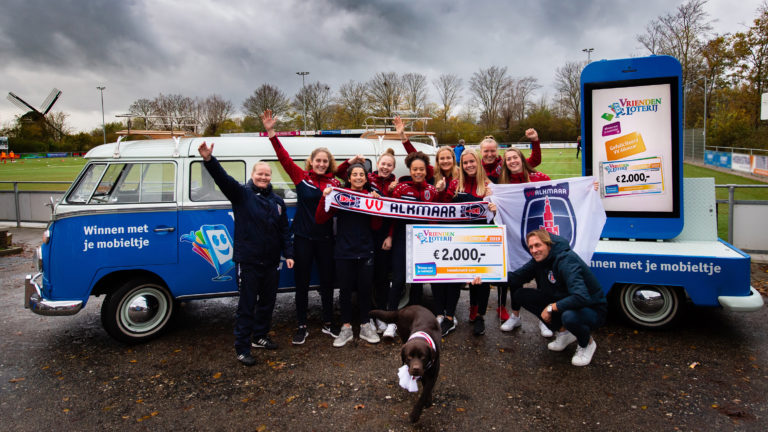 VriendenLoterij verrast VV Alkmaar met 2.000 euro extra na succesvolle bel-actie