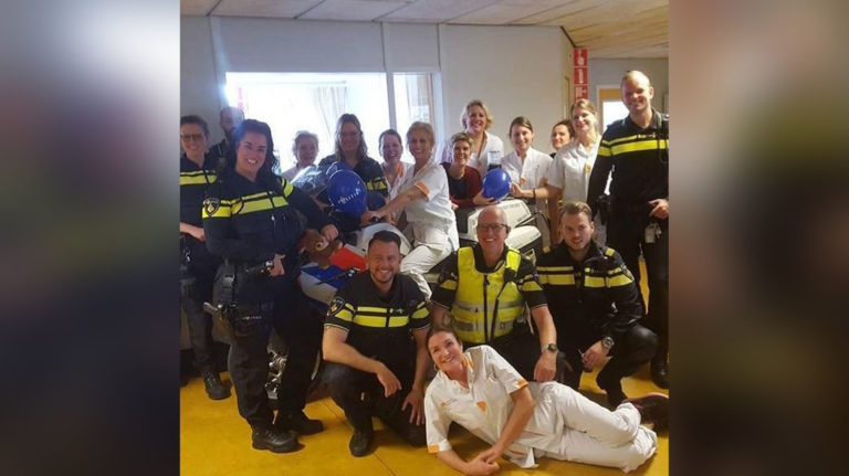 Verrassingsbezoek politieagenten aan tienerafdeling van ziekenhuis