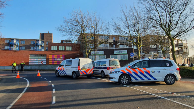 Brutale poging diefstal uit politieauto, agent gebruikt wapen bij vechtpartij