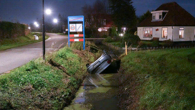 Autorit vanuit werk eindigt op de kop in sloot langs Jan Glijnisweg