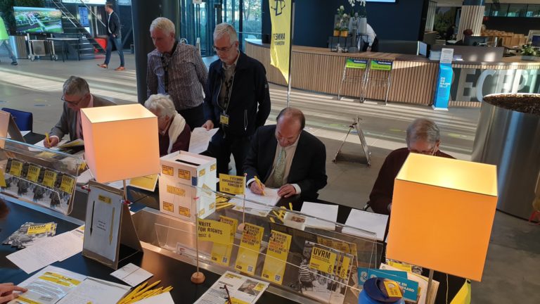 Burgemeester Blase en wethouder Fintelman doen mee aan Amnesty-actie