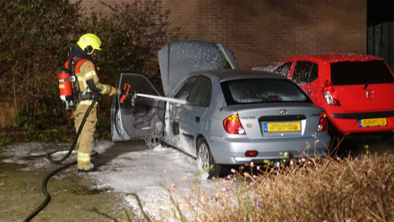 Twee in Sloerstraat in Alkmaar geparkeerde auto’s zwaar beschadigd door brand