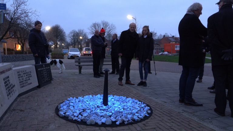 Licht tijdelijk holocaustmonument bij ‘De Stier’ ontstoken ter herdenking slachtoffers