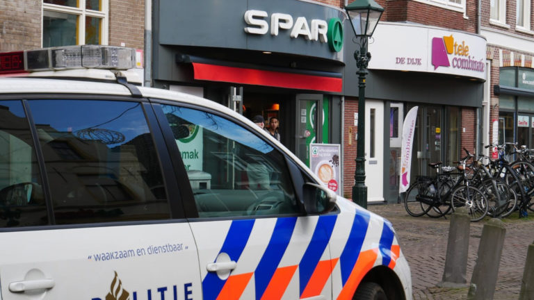 Spar op de Dijk in Alkmaar overvallen door donkere man met zwarte jas, muts en capuchon