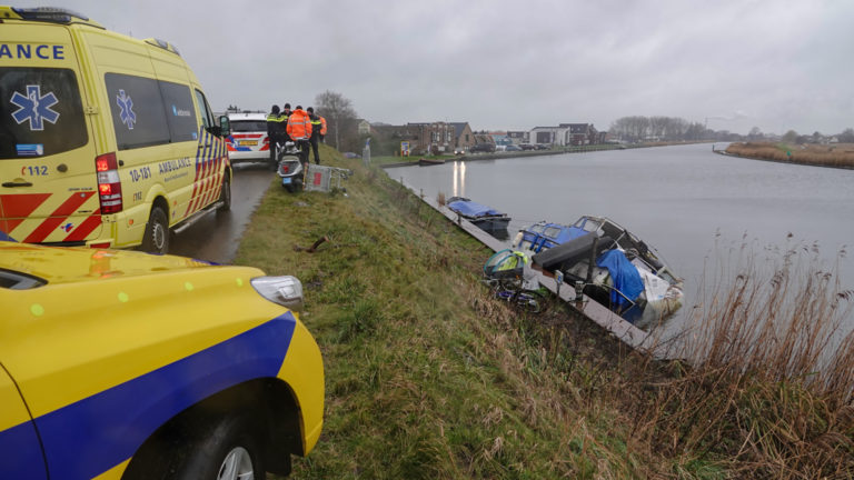 Bootje bij De Krul in Heerhugowaard zinkt snel; bewoner en honden in het water