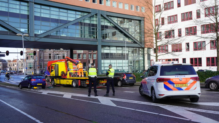 Automobilist knalt op lantaarnpaal bij kruising Tesselsebrug – Kanaalkade
