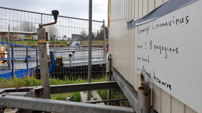 Schipper pontje beperkt aantal passagiers: “De mensen snappen het wel”