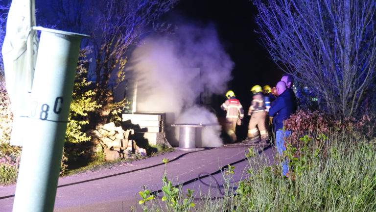 Aanhanger met aggregaat in brand bij bedrijf aan Veenhuizerweg