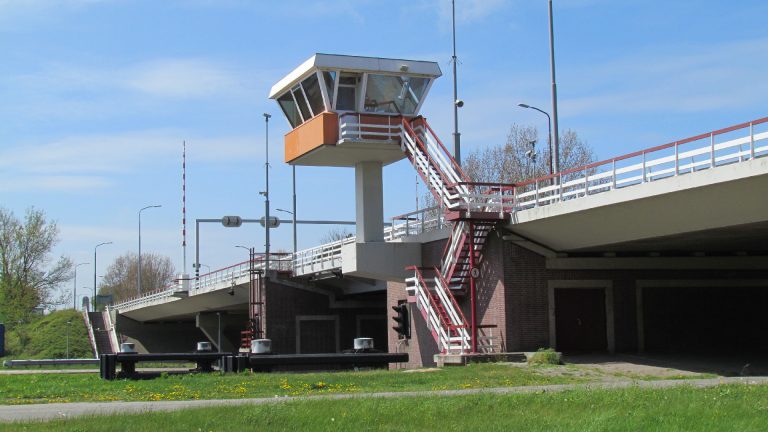 Huiswaarderbrug voldoet niet aan verhoogde norm: zwaarste verkeer moet om via N242