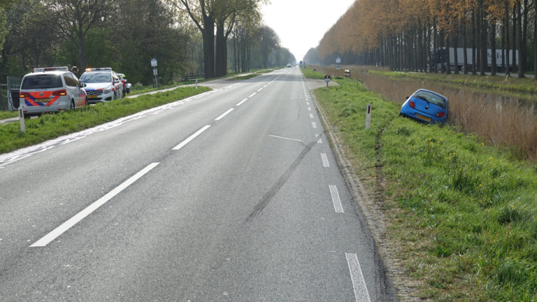 Brandende sigaret bezorgt automobilist bijna een nat pak