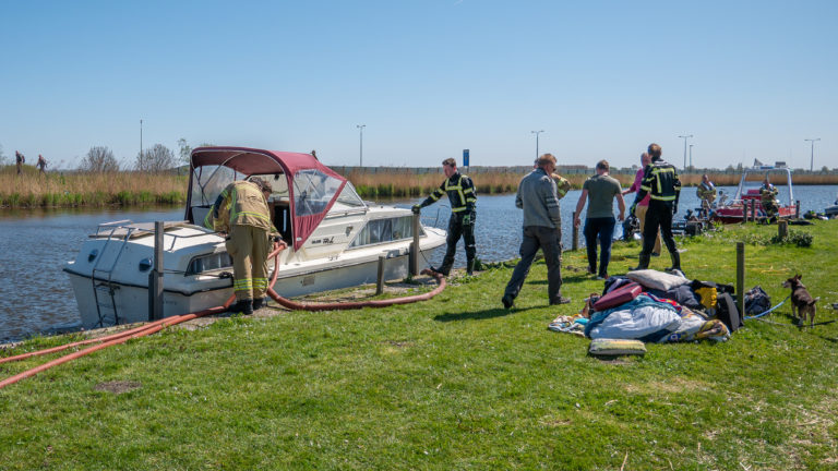 Brandweer redt pleziervaartuig van ‘Titanic-scenario’
