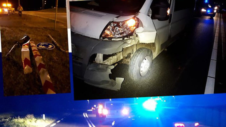Dronken man schiet met busje rechtdoor over rotonde N244 bij West-Graftdijk