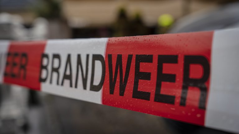 Brand in schuur aan Bovenweg in Sint Pancras, brandweer beschermt naastgelegen huis