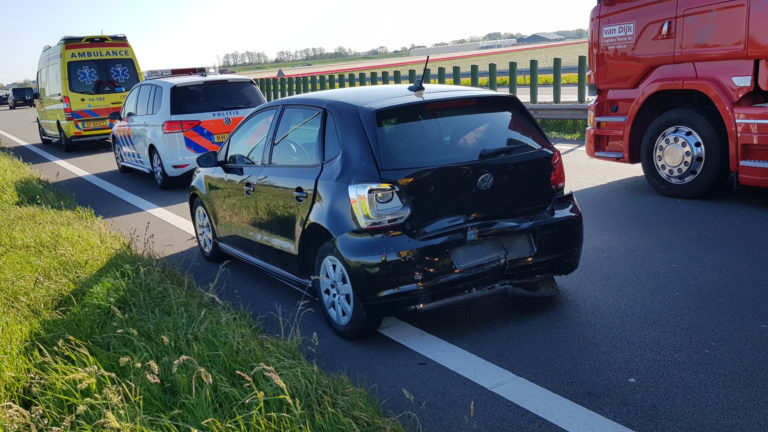 Eenden op de N242 leiden tot kop-staartbotsing met gewonde