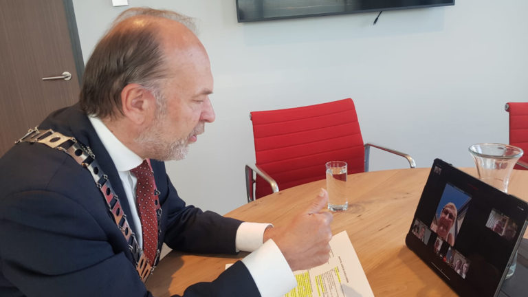 Burgemeester Blase verrast Heerhugowaarders met koninklijke onderscheidingen
