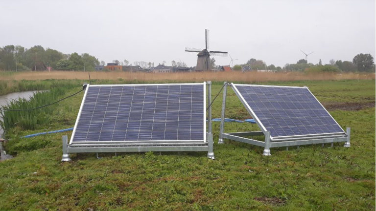 Plas-en-dras zonnepomp voor broedende weidevogels in de Oudorperhout