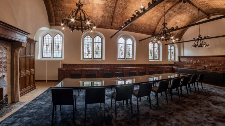 Consistorie Grote Kerk gerestaureerd; schildering toont Alkmaars roerige geschiedenis