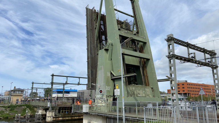 Schipper plezierjacht vaart tegen spoorbrug in Alkmaar; treinverkeer tijdelijk plat